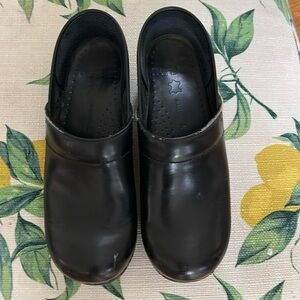 Dansko Black clogs. Size 39 narrow